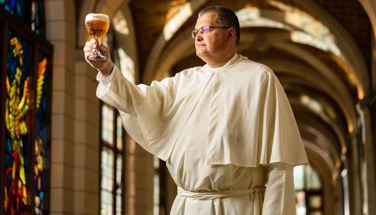 Cha Karel Stautemas tại tu viện Grimbergen đang học để trở thành một nhà sản xuất bia.